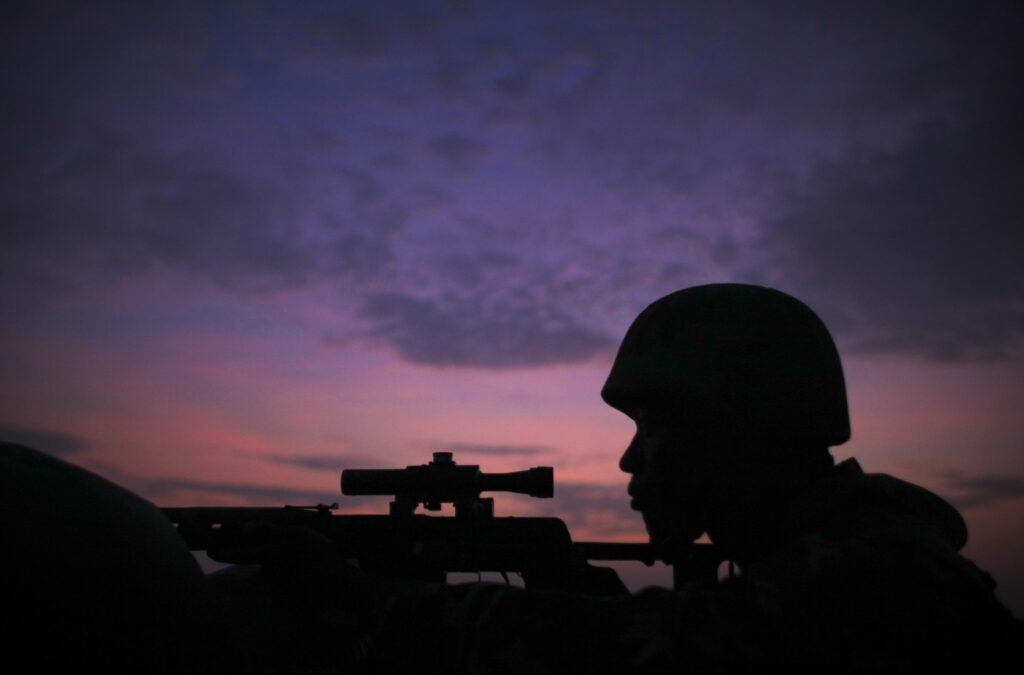 Silhouette de soldat au coucher du soleil 
