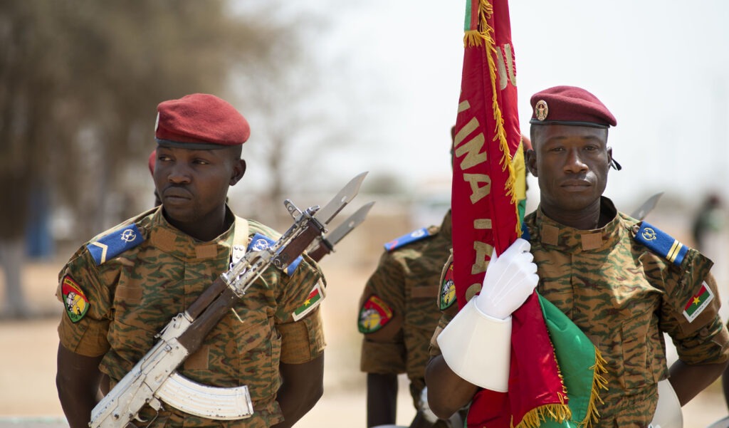 Trois soldats de l'armée du Burkina-Faso