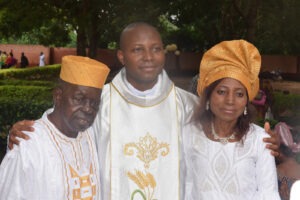 Article : Ordination sacerdotale dans le diocèse d’Abomey : Renaud Togla ADJAHO, S.J reçut dans l’ordre sacré du presbytérat