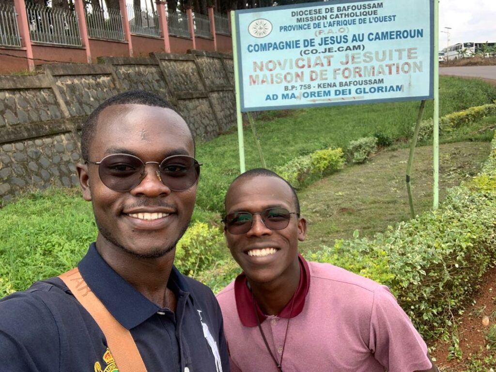 Jean-Pierre et moi devant le noviciat Saint Ignace à Bafoussam, dans  l'Ouest du Cameroun