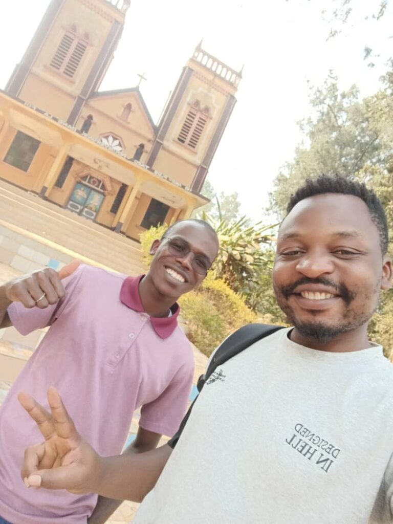 Rihano et moi devant la Paroisse Sacré-Cœur de Dschang à l'Ouest